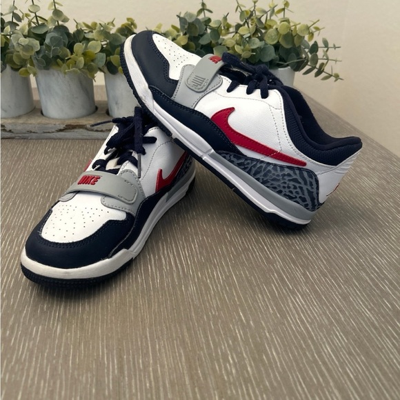 Nike Kids' Navy and Red Sneakers 3 Y - Picture 2 of 6